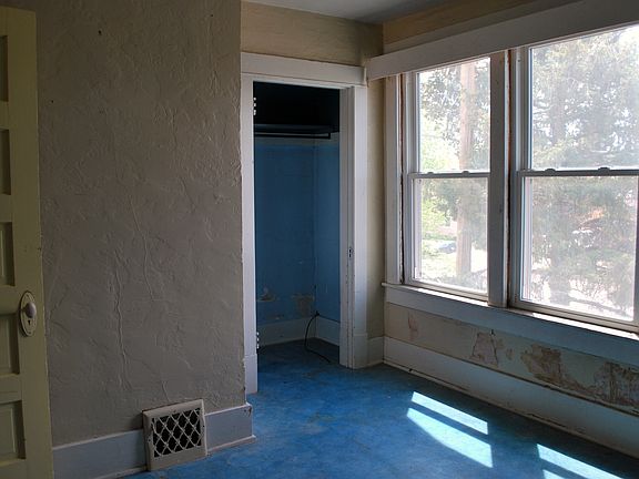 5th image of 611 E Custer St