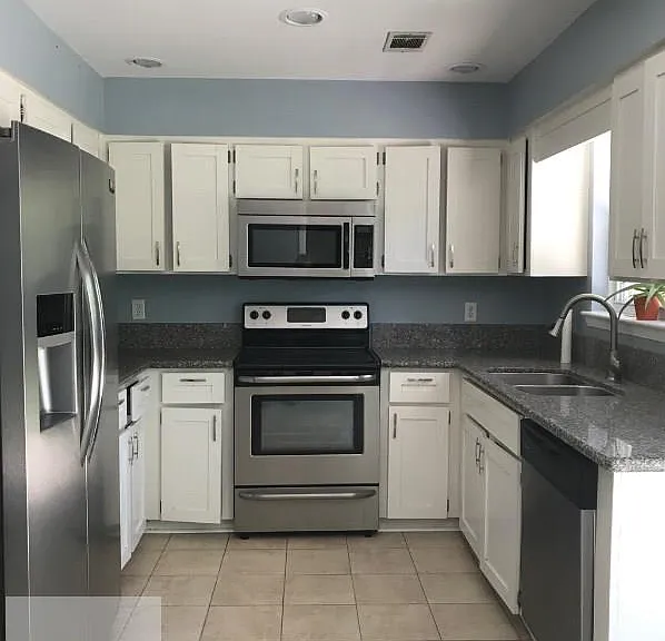 454 Elm St — Photo 4