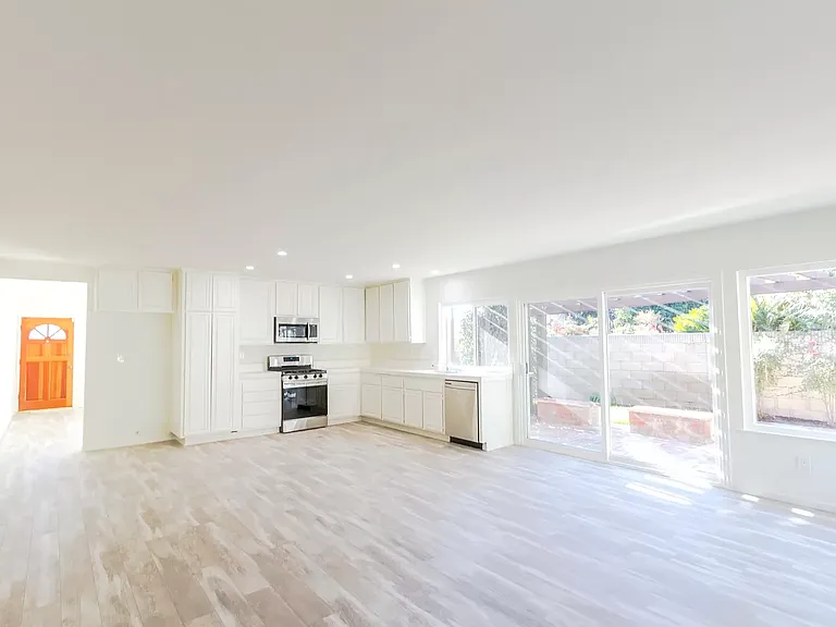 966 Goldenrod Dr — Photo 5