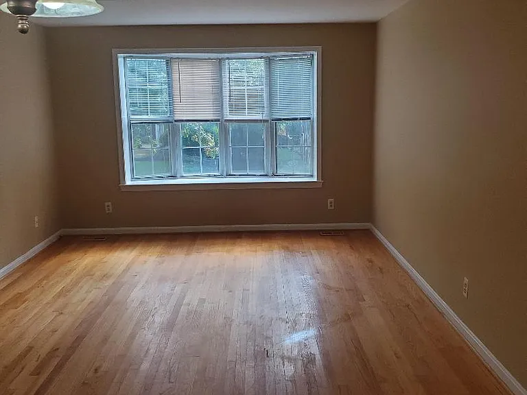 1210 N Vernon St — Photo 3
