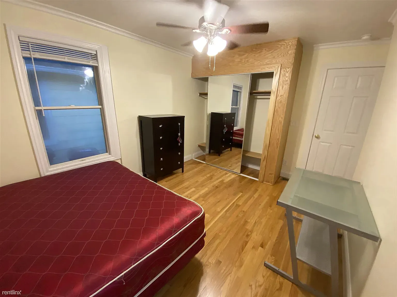 3 bed, 900 sqft, $2,700 — Photo 4