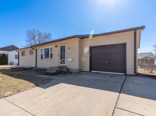 417 Devonshire Dr, Waterloo, IA 50701