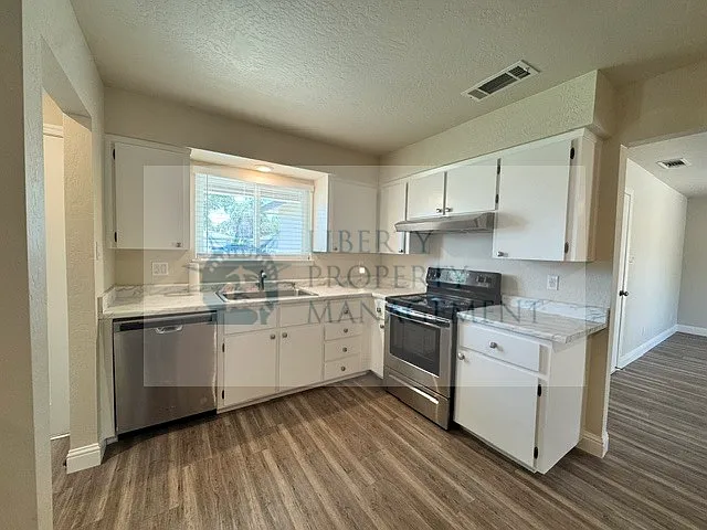 4 bed, 1406 sqft, $2,495 — Photo 4