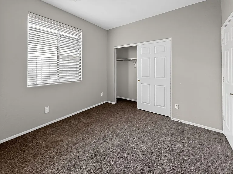 2421 W Ellis St — Photo 45