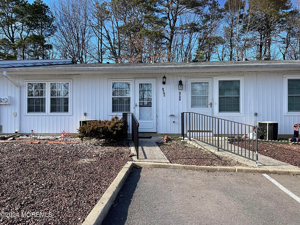 1st image of 879C Balmoral Court
