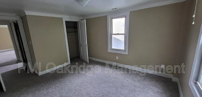 906 1/2 Race Dr — Photo 8