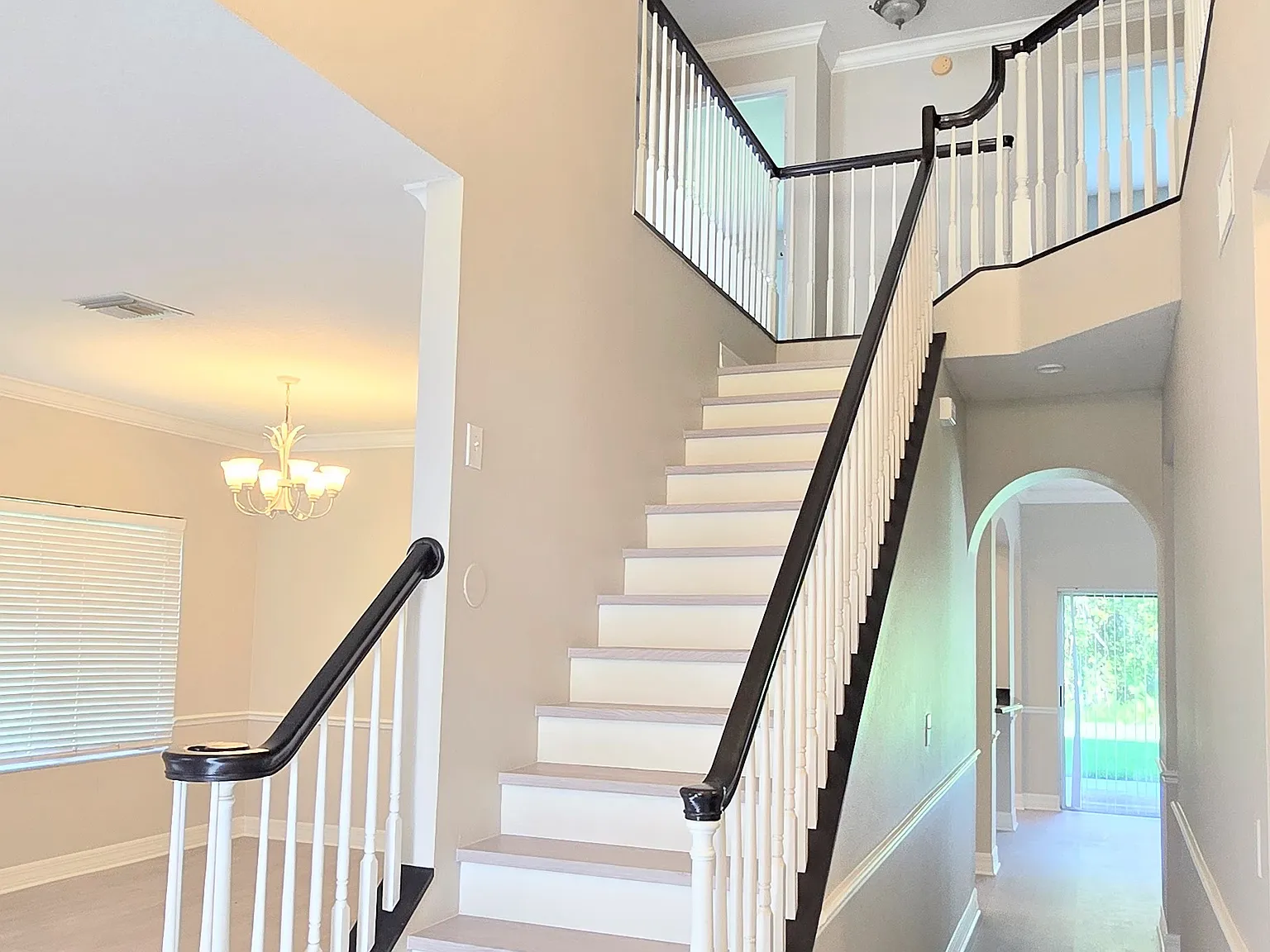 6 bed, 3500 sqft, $3,500 — Photo 2