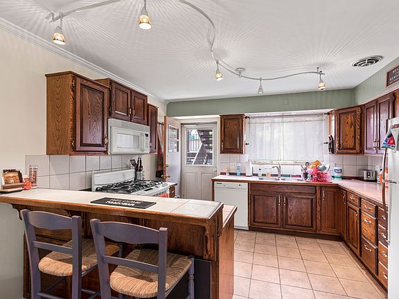 3rd image of 12 Garden Dr APT 5