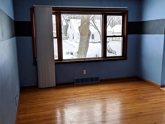 3rd image of 1112 Roncevalles Ave