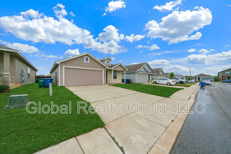4 bed, 2.0 bath, 1668 sqft, $1,700 — Photo 3