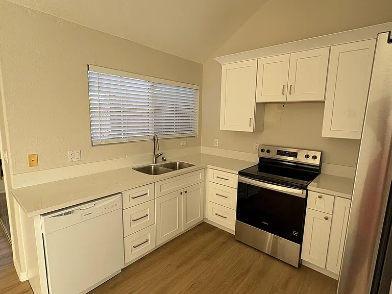 1633 E Lakeside Dr #136 — Photo 4