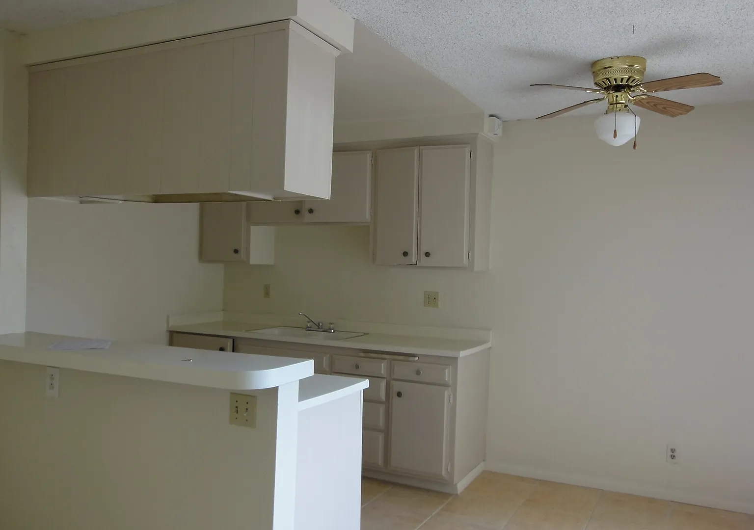 3 bed, 1.5 bath, 1250 sqft, $2,700 — Photo 3