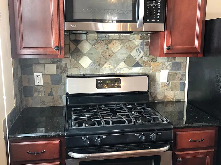 Gas range and microwave vent in kitchen