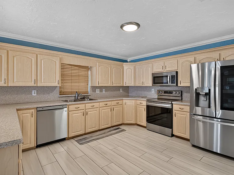 414 Somerset Dr — Photo 5