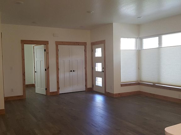 2nd image of 828 Woodford St