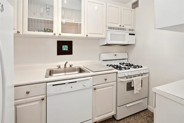 Rented by Douglas Elliman | media 38
