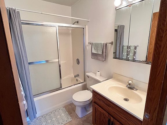 2nd image of 884 N Prairie Ave APT 2D