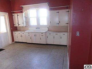 3rd image of 39 W College St