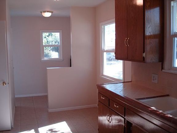 Nice kitchen/washroom
