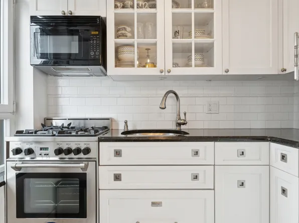 2 Beekman Place 12D image 2 of 4