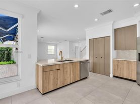 3433 SW 52nd Ct, Hollywood, FL
