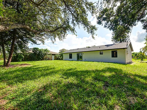 3rd image of 631 NE Helicon Lane