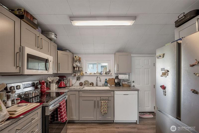 3rd image of 6820 S Huson Street