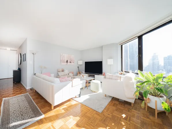 1641 Third Avenue image 1 of 9