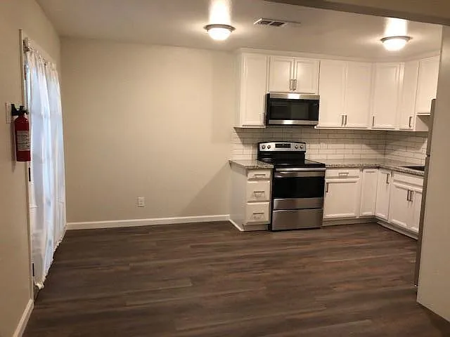 3 bed, 900 sqft, $1,550 — Photo 2
