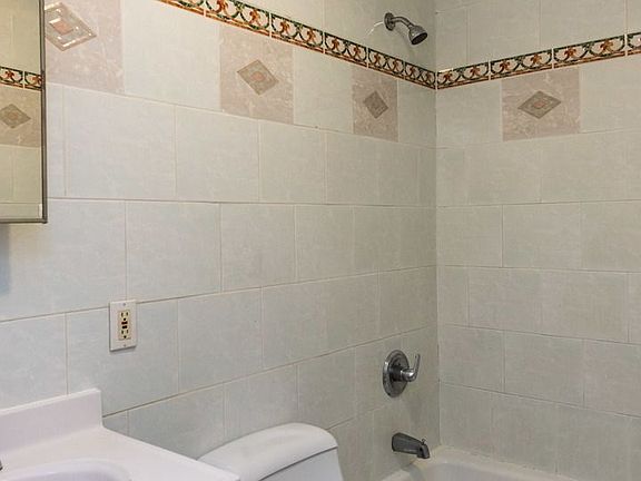 4th image of 300 Jefferson St APT 2R