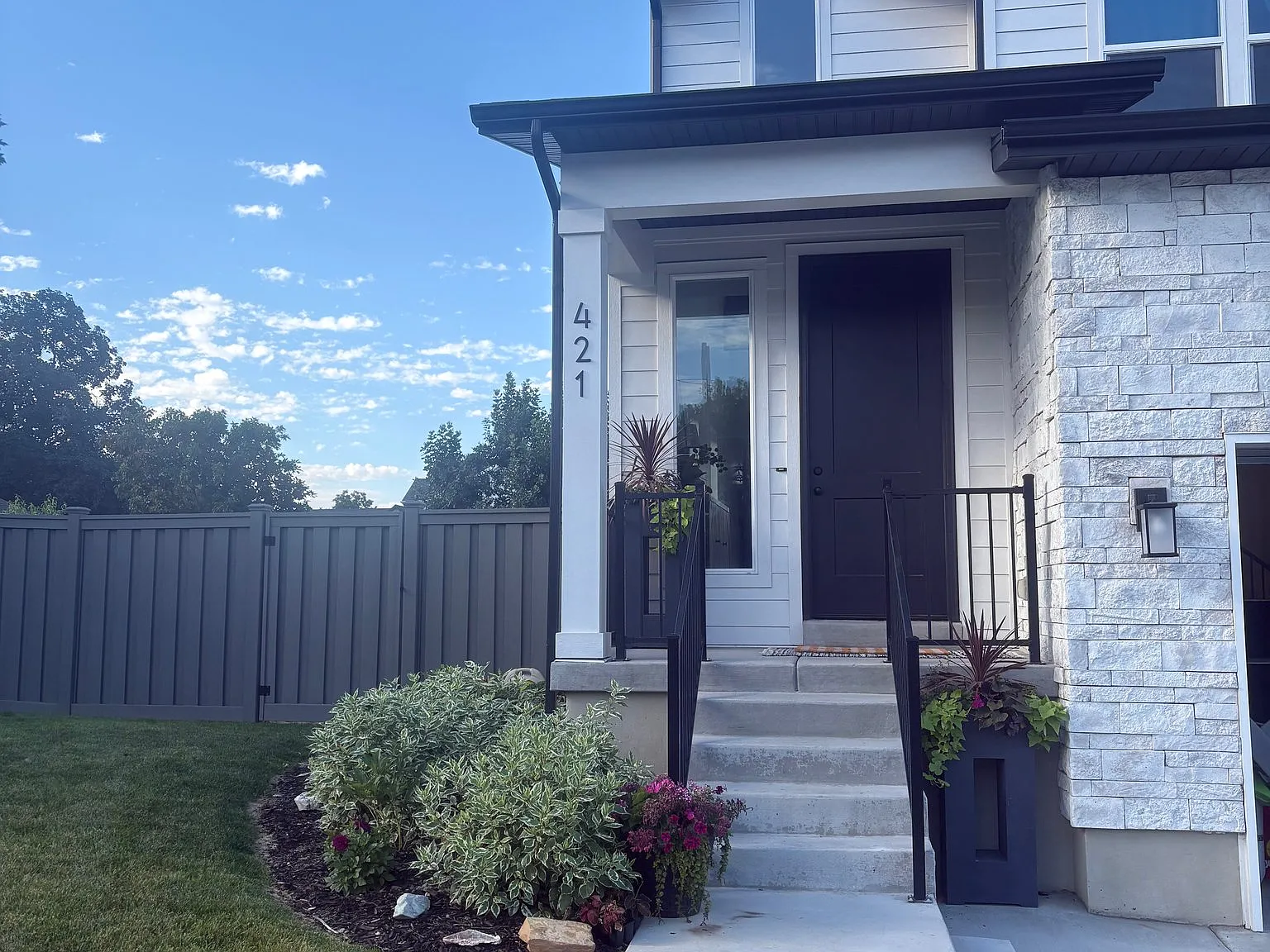 Brand-New Home in a Desirable Farmington, UT neighborhood close to shopping & easy free way access. — Photo 2