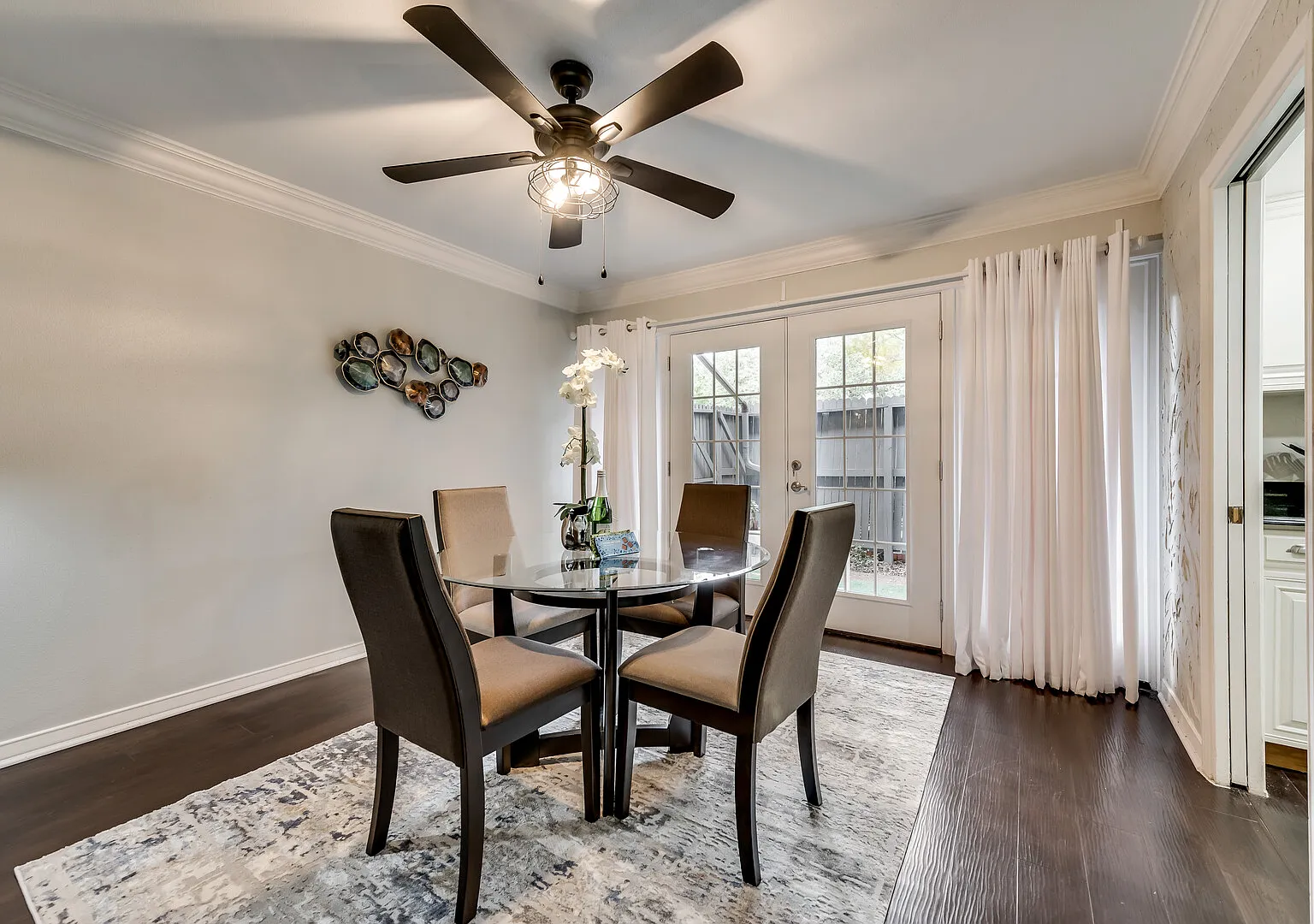 GP66B World Cup Stay - 10 min to AT&T - Sleeps 4 - Public Transit — Photo 4
