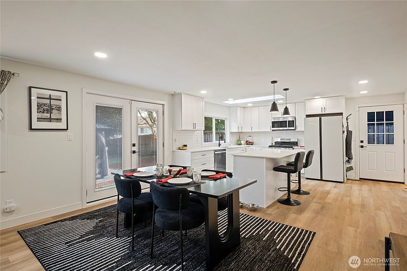4th image of 431 S 190th Street