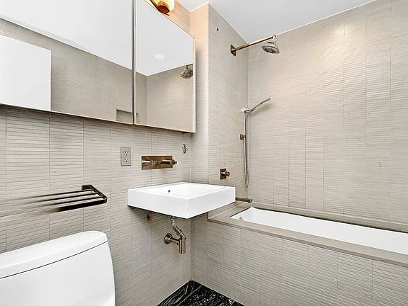 5th image of 250 Bedford Ave #129213