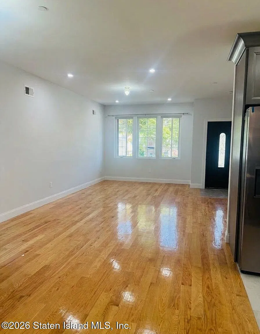 28 Hope Ave — Photo 2
