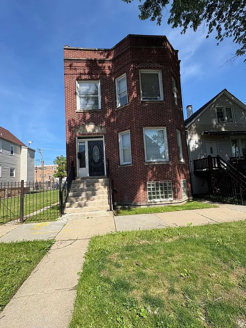 8211 S Escanaba Ave — Photo 1