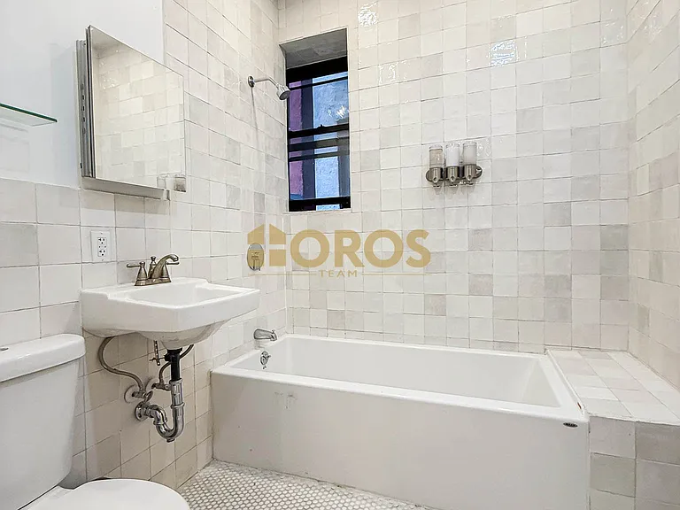 322 E 11th St #4 — Photo 7