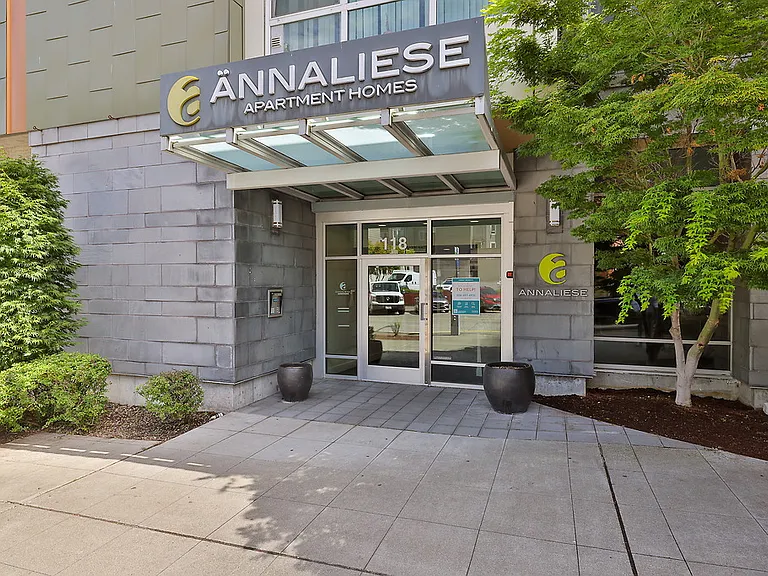 Annaliese — Photo 21