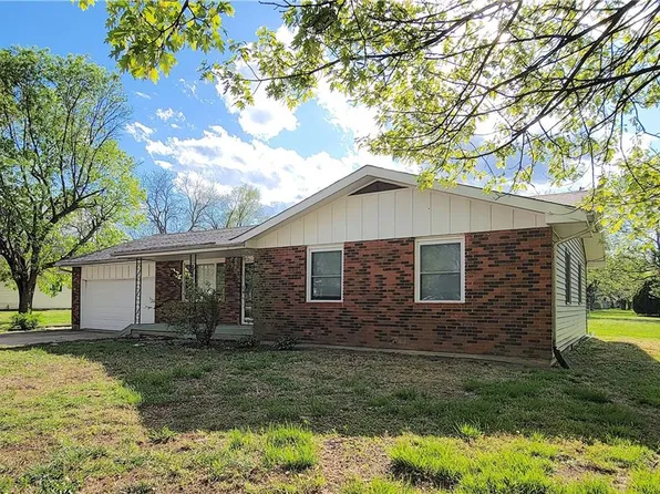 225 N Orange St, Garnett, KS 66032