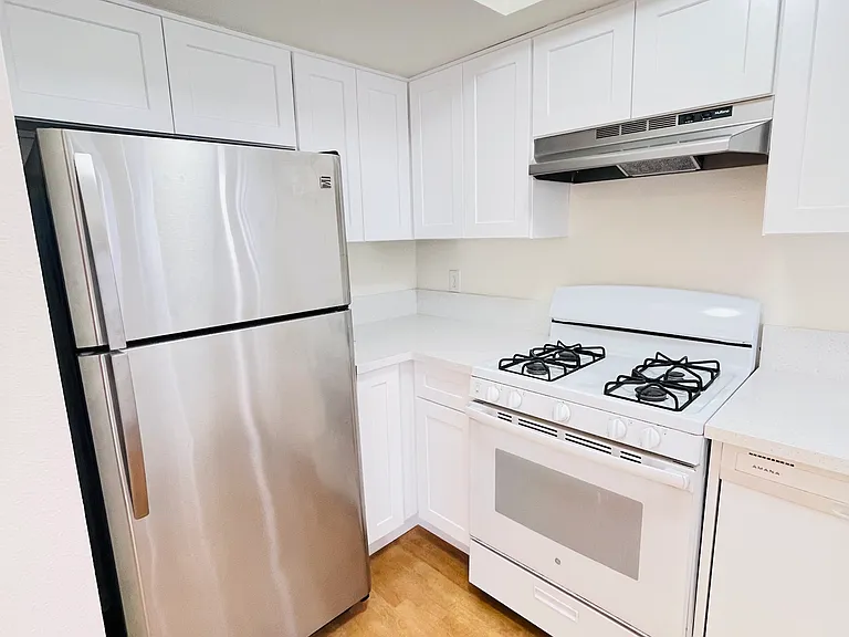 814 E Windsor Rd #208 — Photo 5