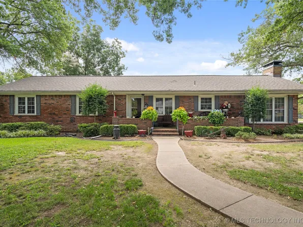 1102 SE 11th St, Wagoner, OK 74467