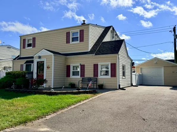 70 Corncrib Ln, Levittown, NY 11756