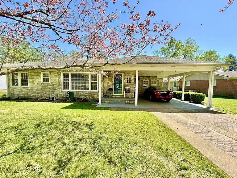 3210 Circle Dr — Photo 1