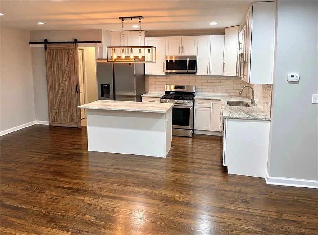 3 bed, 2.5 bath, 1258 sqft, $2,450 — Photo 2