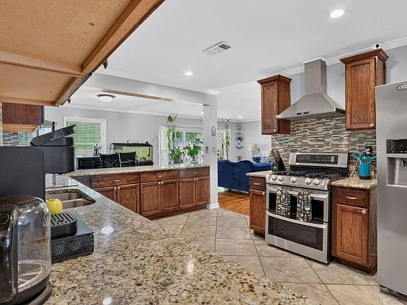 4th image of 716 Bruce Way SW