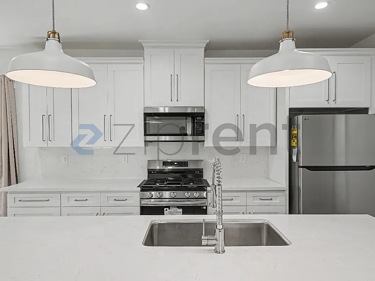 1659 E 61st St — Photo 8