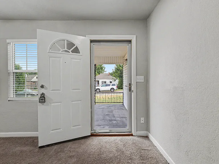 537 SW 46th St — Photo 5