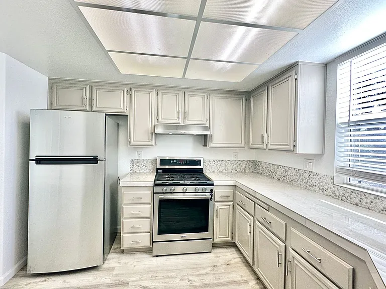 266 Royal Glen Dr — Photo 12