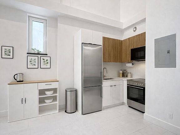 5th image of 118 Tompkins Ave #14