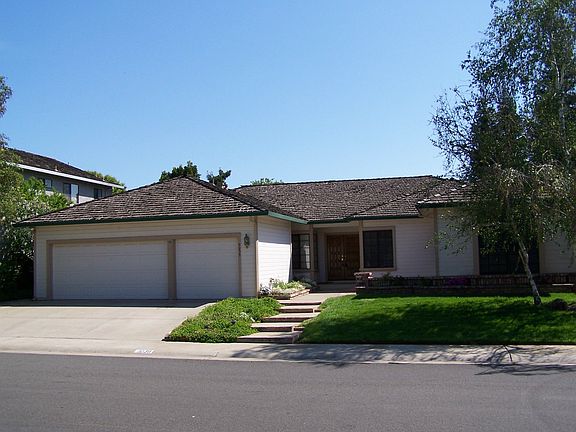 Front of home w/ three car garage
